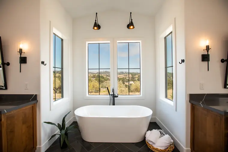 Freestanding soaking tub between two windows
