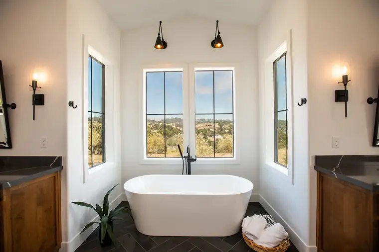 Freestanding soaking tub between two windows